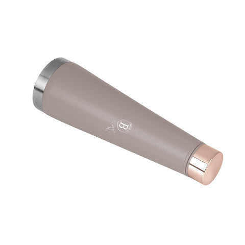 Imatge del producte de l'ampolla termos de 0,4L. Forma part de la col·lecció Taupe. Característiques: • Material: cos interior d'acer inoxidable 18/10 amb recobriment en pols mat • Capacitat: 0,4 L • Color: taupe mat • Embalatge: mitja caixa de regal. (Vista d'estudi). Producte oficial de Berlinger, impulsat per Promintra sl.