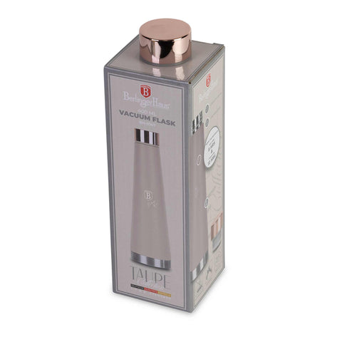 Imatge del producte de l'ampolla termos de 0,4L. Forma part de la col·lecció Taupe. Característiques: • Material: cos interior d'acer inoxidable 18/10 amb recobriment en pols mat • Capacitat: 0,4 L • Color: taupe mat • Embalatge: mitja caixa de regal. (Vista d'estudi). Producte oficial de Berlinger, impulsat per Promintra sl.