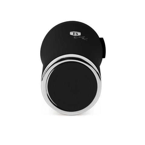 Imagem do produto: Caneca de café de 0,5L. Parte da Coleção Preto Fosco. Características: • Material: corpo interno em aço inoxidável 18/10, tampa: plástico com revestimento em pó fosco • Capacidade: 0,5 L • Cor: preto e prata • Embalagem: meia caixa de presente. (Vista do estúdio). Produto oficial Berlinger Haus, impulsionado por Promintra sl.