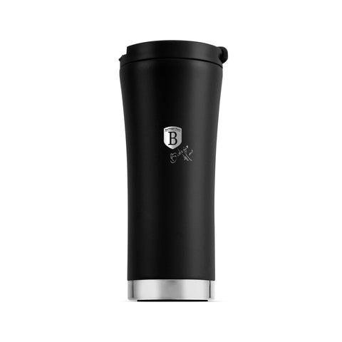 Imagem do produto: Caneca de café de 0,5L. Parte da Coleção Preto Fosco. Características: • Material: corpo interno em aço inoxidável 18/10, tampa: plástico com revestimento em pó fosco • Capacidade: 0,5 L • Cor: preto e prata • Embalagem: meia caixa de presente. (Vista do estúdio). Produto oficial Berlinger Haus, impulsionado por Promintra sl.
