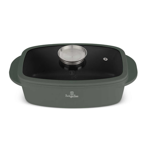 Product image of Roaster with glass lid and aroma knob. Part of the Matte Green Collection . Features: • Material: cast aluminium with 2 layer titanPro non-stick coating • Size: Ø32*21*10,6 cm • Capacity: 6 L • Color: matt green. (Studio view). Official Berlinger Haus product, boosted by Promintra sl.
