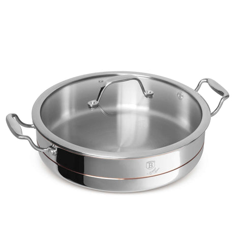 Imatge del producte de l'olla baixa amb tapa de 28 cm. Forma part de la col·lecció Copper Touch. Característiques: • Material: acer inoxidable, alumini, coure • Mida: 28*7,5 cm • Color: acer inoxidable amb línia de coure. (Vista d'estudi). Producte oficial de Berlinger, impulsat per Promintra sl.
