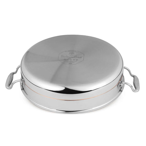 Imatge del producte de l'olla baixa amb tapa de 28 cm. Forma part de la col·lecció Copper Touch. Característiques: • Material: acer inoxidable, alumini, coure • Mida: 28*7,5 cm • Color: acer inoxidable amb línia de coure. (Vista d'estudi). Producte oficial de Berlinger, impulsat per Promintra sl.