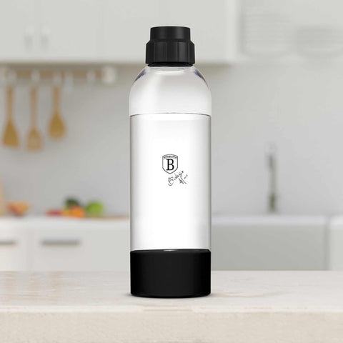 Product image of Soda maker bottle 1,0L. Part of the Black Vantage Collection/Matte Black Collection/Black Silver Collection . Features: • Material: PET plastic • Capacity: 1,0 L • Size: 27,7*8,5 cm • Color: black. (Conceptual view). Official Berlinger Haus product, boosted by Promintra sl.