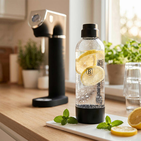 Product image of Soda maker bottle 1,0L. Part of the Black Vantage Collection/Matte Black Collection/Black Silver Collection . Features: • Material: PET plastic • Capacity: 1,0 L • Size: 27,7*8,5 cm • Color: black. (Conceptual view). Official Berlinger Haus product, boosted by Promintra sl.