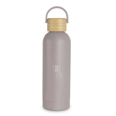 Imatge del producte de termos amb tapa de bambú de 0,5L. Forma part de la col·lecció Taupe. Característiques: • Material: acer inoxidable 18/10 amb recobriment en pols mat • Tapa de bambú • Capacitat: 0,5 L • Color: taupe mat • Embalatge: caixa de regal. (Vista d'estudi). Producte oficial de Berlinger, impulsat per Promintra sl.