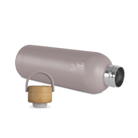 Imatge del producte de termos amb tapa de bambú de 0,5L. Forma part de la col·lecció Taupe. Característiques: • Material: acer inoxidable 18/10 amb recobriment en pols mat • Tapa de bambú • Capacitat: 0,5 L • Color: taupe mat • Embalatge: caixa de regal. (Vista d'estudi). Producte oficial de Berlinger, impulsat per Promintra sl.