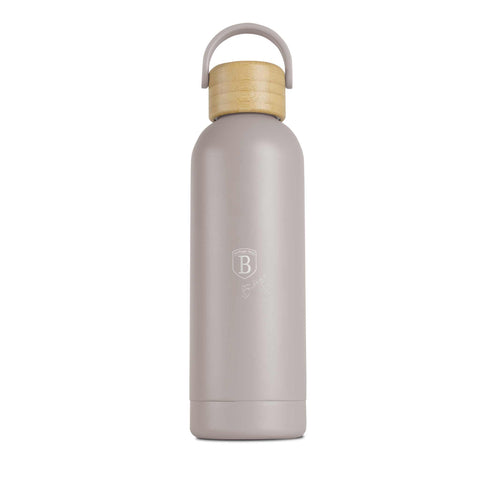 Imatge del producte de termos amb tapa de bambú de 0,5L. Forma part de la col·lecció Taupe. Característiques: • Material: acer inoxidable 18/10 amb recobriment en pols mat • Tapa de bambú • Capacitat: 0,5 L • Color: taupe mat • Embalatge: caixa de regal. (Vista d'estudi). Producte oficial de Berlinger, impulsat per Promintra sl.