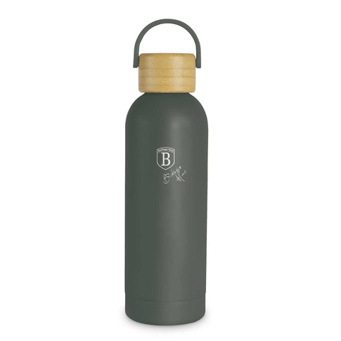 Imatge del producte de termos amb tapa de bambú de 0,5L. Forma part de la col·lecció Verd Mat. Característiques: • Material: acer inoxidable 18/10 amb recobriment en pols mat • Tapa de bambú • Capacitat: 0,5 L • Color: verd mat • Embalatge: caixa de regal. (Vista d'estudi). Producte oficial de Berlinger, impulsat per Promintra sl.