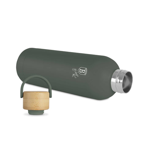 Imatge del producte de termos amb tapa de bambú de 0,5L. Forma part de la col·lecció Verd Mat. Característiques: • Material: acer inoxidable 18/10 amb recobriment en pols mat • Tapa de bambú • Capacitat: 0,5 L • Color: verd mat • Embalatge: caixa de regal. (Vista d'estudi). Producte oficial de Berlinger, impulsat per Promintra sl.