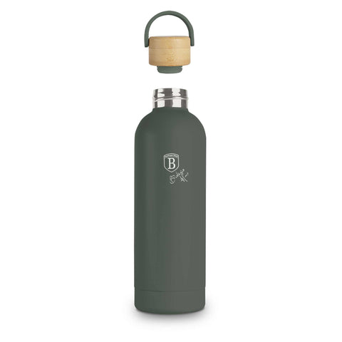 Imatge del producte de termos amb tapa de bambú de 0,5L. Forma part de la col·lecció Verd Mat. Característiques: • Material: acer inoxidable 18/10 amb recobriment en pols mat • Tapa de bambú • Capacitat: 0,5 L • Color: verd mat • Embalatge: caixa de regal. (Vista d'estudi). Producte oficial de Berlinger, impulsat per Promintra sl.