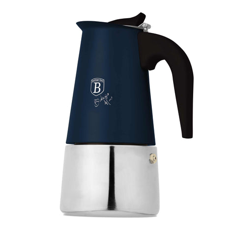 Imatge del producte de Cafetera de 6 tasses APTA PER A INDUCCIÓ. Forma part de la col·lecció Deep Sea. Característiques: • Material: acer inoxidable 18/10 • Capacitat: 6 tasses, 300 ml • Color: blau mat. (Vista d'estudi). Producte oficial de Berlinger, impulsat per Promintra sl.
