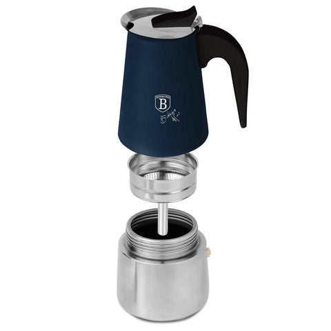 Imatge del producte de Cafetera de 6 tasses APTA PER A INDUCCIÓ. Forma part de la col·lecció Deep Sea. Característiques: • Material: acer inoxidable 18/10 • Capacitat: 6 tasses, 300 ml • Color: blau mat. (Vista d'estudi). Producte oficial de Berlinger, impulsat per Promintra sl.