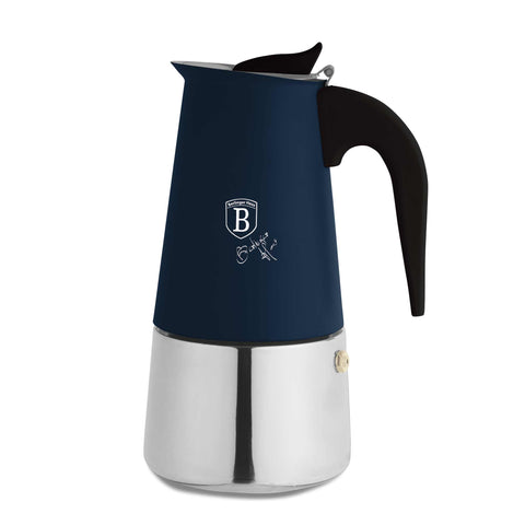 Imatge del producte de Cafetera de 6 tasses APTA PER A INDUCCIÓ. Forma part de la col·lecció Deep Sea. Característiques: • Material: acer inoxidable 18/10 • Capacitat: 6 tasses, 300 ml • Color: blau mat. (Vista d'estudi). Producte oficial de Berlinger, impulsat per Promintra sl.