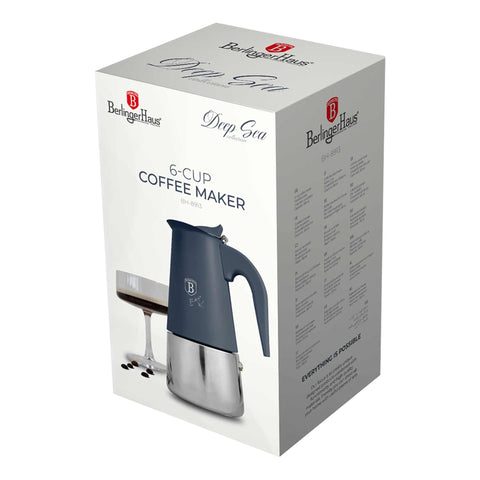 Imatge del producte de Cafetera de 6 tasses APTA PER A INDUCCIÓ. Forma part de la col·lecció Deep Sea. Característiques: • Material: acer inoxidable 18/10 • Capacitat: 6 tasses, 300 ml • Color: blau mat. (Vista d'estudi). Producte oficial de Berlinger, impulsat per Promintra sl.