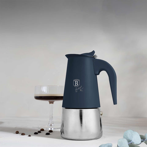 Imatge del producte de Cafetera de 6 tasses APTA PER A INDUCCIÓ. Forma part de la col·lecció Deep Sea. Característiques: • Material: acer inoxidable 18/10 • Capacitat: 6 tasses, 300 ml • Color: blau mat. (Vista d'estudi). Producte oficial de Berlinger, impulsat per Promintra sl.