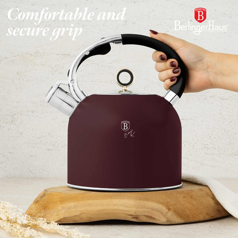 Imatge del producte de Bullidor amb tapa de vidre 3,0L APTE PER A INDUCCIÓ. Forma part de la col·lecció Leonardo. Característiques: • Material: acer inoxidable 18/10 amb recobriment en pols mat, vidre • Capacitat: 3,0 L • Color: bordeus mat. (Vista d'estudi). Producte oficial de Berlinger, impulsat per Promintra sl.
