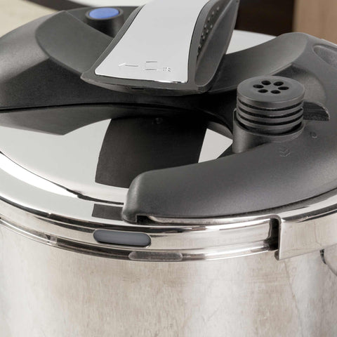 Product image of Turbo pressure cooker 6L. Part of the Eternal Collection . Features: • Material: 304 = 18/10 Stainless steel • Capacity: 6L • Size: 22*17,2 cm. (Studio view). Official Berlinger Haus product, boosted by Promintra sl.