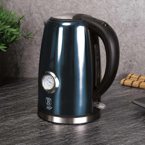 Imatge del producte Bullidor elèctric amb termòmetre d'1,7L. Forma part de la Metallic Line Aquamarine Edition. Característiques: • Material: acer inoxidable • Capacitat: 1,7 L • 220-240V AC 50-60Hz • 1850-2200W • Color: aiguamarina metàl·lic. (Vista d'estudi). Producte oficial de Berlinger, impulsat per Promintra sl.