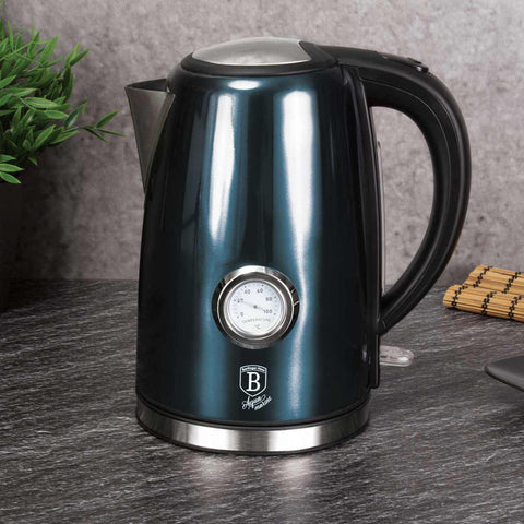 Imatge del producte Bullidor elèctric amb termòmetre d'1,7L. Forma part de la Metallic Line Aquamarine Edition. Característiques: • Material: acer inoxidable • Capacitat: 1,7 L • 220-240V AC 50-60Hz • 1850-2200W • Color: aiguamarina metàl·lic. (Vista d'estudi). Producte oficial de Berlinger, impulsat per Promintra sl.