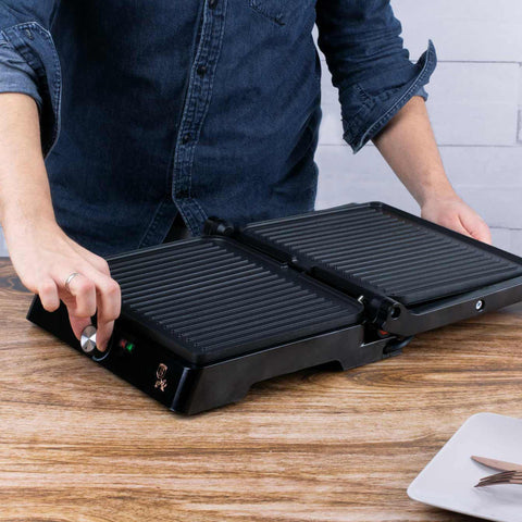 Product image of Electric grill with oil drip pan. Part of the Metallic Line Rose Gold Edition . Features: • Power: 2200W • Voltage: 220-240 V • NON-STICK coating on plate • Plate size: 29*23 cm • Color: rose gold • 2 IN 1 2 TYPES OF OPENING • Opening in.... (Studio view). Official Berlinger Haus product, boosted by Promintra sl.