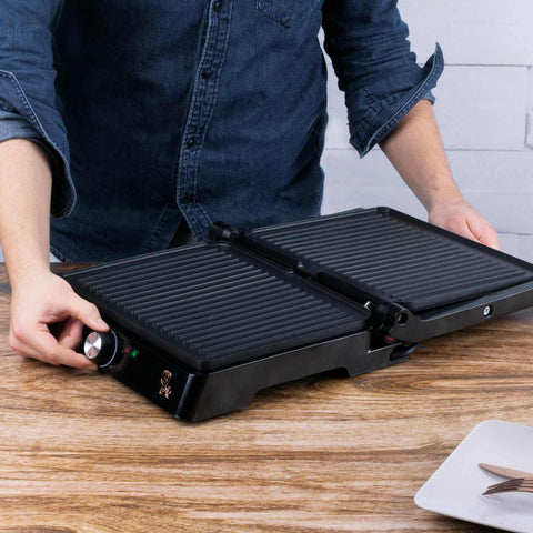 Product image of Electric grill with oil drip pan. Part of the Metallic Line Rose Gold Edition . Features: • Power: 2200W • Voltage: 220-240 V • NON-STICK coating on plate • Plate size: 29*23 cm • Color: rose gold • 2 IN 1 2 TYPES OF OPENING • Opening in.... (Studio view). Official Berlinger Haus product, boosted by Promintra sl.