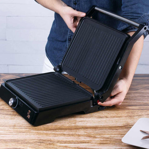 Product image of Electric grill with oil drip pan. Part of the Metallic Line Rose Gold Edition . Features: • Power: 2200W • Voltage: 220-240 V • NON-STICK coating on plate • Plate size: 29*23 cm • Color: rose gold • 2 IN 1 2 TYPES OF OPENING • Opening in.... (Studio view). Official Berlinger Haus product, boosted by Promintra sl.