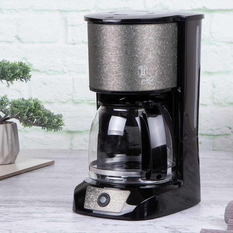 Imatge del producte de la cafetera elèctrica. Forma part de la col·lecció Crystal. Característiques: • Material: plàstic i acer inoxidable • Potència: 800 W • 220-240V 50-60 Hz • Capacitat: 1,5L • Color: xampany fosc. (Vista d'estudi). Producte oficial de Berlinger, impulsat per Promintra sl.