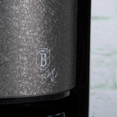 Imatge del producte de la cafetera elèctrica. Forma part de la col·lecció Crystal. Característiques: • Material: plàstic i acer inoxidable • Potència: 800 W • 220-240V 50-60 Hz • Capacitat: 1,5L • Color: xampany fosc. (Vista d'estudi). Producte oficial de Berlinger, impulsat per Promintra sl.