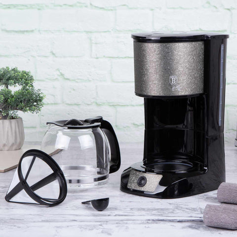 Imatge del producte de la cafetera elèctrica. Forma part de la col·lecció Crystal. Característiques: • Material: plàstic i acer inoxidable • Potència: 800 W • 220-240V 50-60 Hz • Capacitat: 1,5L • Color: xampany fosc. (Vista d'estudi). Producte oficial de Berlinger, impulsat per Promintra sl.