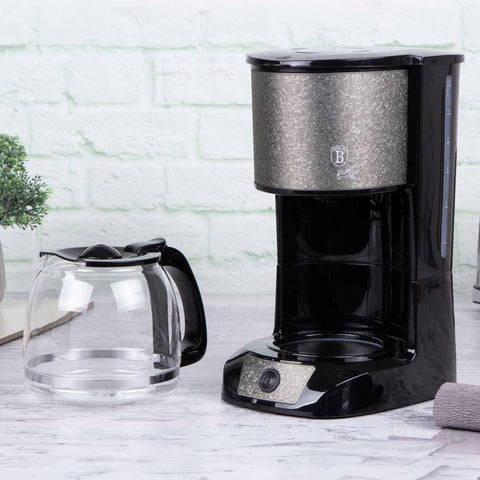 Imatge del producte de la cafetera elèctrica. Forma part de la col·lecció Crystal. Característiques: • Material: plàstic i acer inoxidable • Potència: 800 W • 220-240V 50-60 Hz • Capacitat: 1,5L • Color: xampany fosc. (Vista d'estudi). Producte oficial de Berlinger, impulsat per Promintra sl.