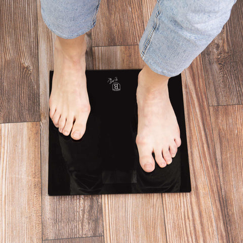 Báscula Digital De Baño De Cristal Con Capacidad De 150 Kg., Imagen lifestyle