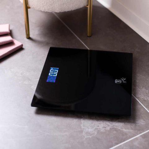 Báscula Digital De Baño De Cristal Con Capacidad De 150 Kg., Imagen lifestyle