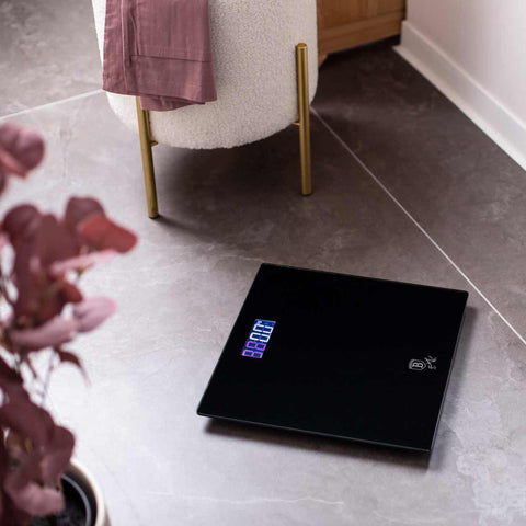 Báscula Digital De Baño De Cristal Con Capacidad De 150 Kg., Imagen lifestyle