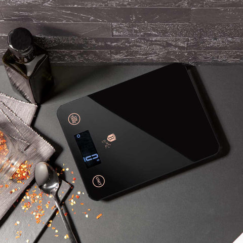 Product image of Digital glass kitchen scale capacity 5kg. Part of the Black Rose Collection . Features: • Material: tempered glass and plastic • Capacity: 5 kg • Size: 19,5*14,5 cm • Weight unit: g/oz/ml/lb/fl • 2 pcs AAA battery included • Color: black. (Studio view). Official Berlinger Haus product, boosted by Promintra sl.