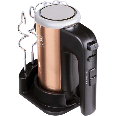 Product image of Hand mixer with stand. Part of the Metallic Line Rose Gold Edition . Features: • Material: plastic and stainless steel • Include: • 2 pcs beaters for eggs and cream • 2 pcs hooks for mixing dough • Voltage: 220-240 V, 50/60 Hz.... (Studio view). Official Berlinger Haus product, boosted by Promintra sl.