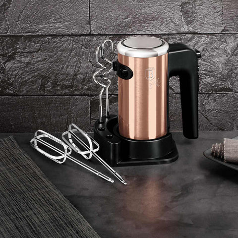 Product image of Hand mixer with stand. Part of the Metallic Line Rose Gold Edition . Features: • Material: plastic and stainless steel • Include: • 2 pcs beaters for eggs and cream • 2 pcs hooks for mixing dough • Voltage: 220-240 V, 50/60 Hz.... (Studio view). Official Berlinger Haus product, boosted by Promintra sl.
