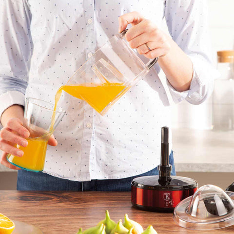 Product image of Electric citrus juicer. Part of the Metallic Line Burgundy Edition . Features: • Material: plastic, stainless steel • 220-240V/100-127VAC 50/60Hz 40W • Capacity: 0,7 L • Color: metallic burgundy. (Studio view). Official Berlinger Haus product, boosted by Promintra sl.