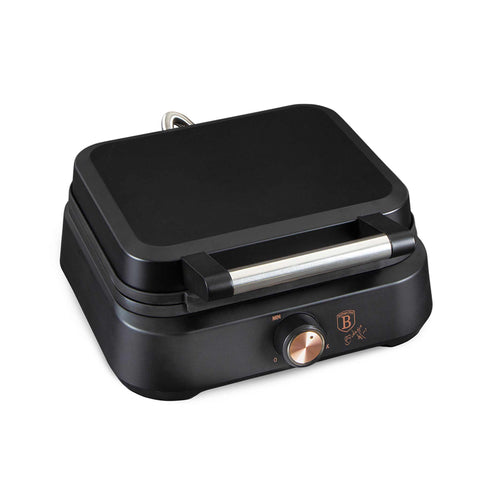 Imatge del producte de la gofrera de mida belga. Forma part de la col·lecció Black Rose. Característiques: • Potència: 1500 W • Voltatge: 220-240 V, 50/60 Hz • Mida de la placa: 26,2 * 21,6 cm • Recobriment ANTIADHERENT a la placa • Color: negre-or rosa. (Vista d'estudi). Producte oficial de Berlinger, impulsat per Promintra sl.