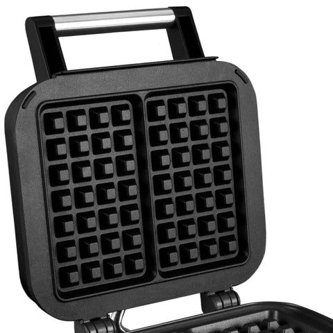 Imatge del producte de la gofrera de mida belga. Forma part de la col·lecció Black Rose. Característiques: • Potència: 1500 W • Voltatge: 220-240 V, 50/60 Hz • Mida de la placa: 26,2 * 21,6 cm • Recobriment ANTIADHERENT a la placa • Color: negre-or rosa. (Vista d'estudi). Producte oficial de Berlinger, impulsat per Promintra sl.