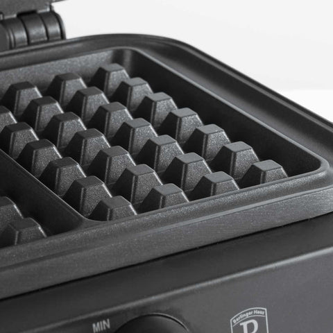Imatge del producte de la gofrera de mida belga. Forma part de la col·lecció Black Rose. Característiques: • Potència: 1500 W • Voltatge: 220-240 V, 50/60 Hz • Mida de la placa: 26,2 * 21,6 cm • Recobriment ANTIADHERENT a la placa • Color: negre-or rosa. (Vista d'estudi). Producte oficial de Berlinger, impulsat per Promintra sl.