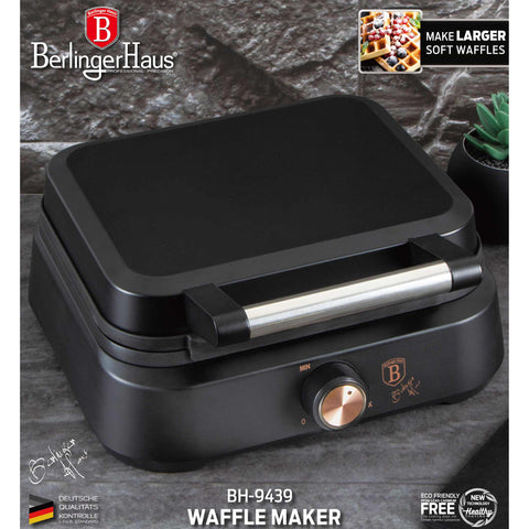 Imatge del producte de la gofrera de mida belga. Forma part de la col·lecció Black Rose. Característiques: • Potència: 1500 W • Voltatge: 220-240 V, 50/60 Hz • Mida de la placa: 26,2 * 21,6 cm • Recobriment ANTIADHERENT a la placa • Color: negre-or rosa. (Vista d'estudi). Producte oficial de Berlinger, impulsat per Promintra sl.