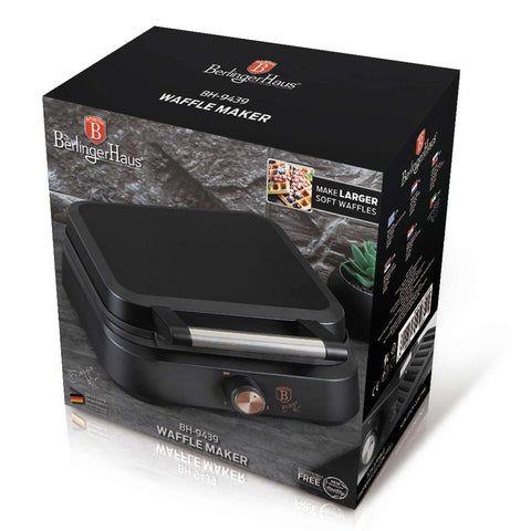 Imatge del producte de la gofrera de mida belga. Forma part de la col·lecció Black Rose. Característiques: • Potència: 1500 W • Voltatge: 220-240 V, 50/60 Hz • Mida de la placa: 26,2 * 21,6 cm • Recobriment ANTIADHERENT a la placa • Color: negre-or rosa. (Vista d'estudi). Producte oficial de Berlinger, impulsat per Promintra sl.