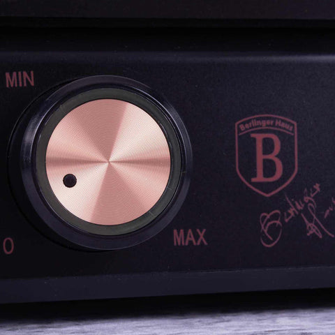 Imatge del producte de la gofrera de mida belga. Forma part de la col·lecció Black Rose. Característiques: • Potència: 1500 W • Voltatge: 220-240 V, 50/60 Hz • Mida de la placa: 26,2 * 21,6 cm • Recobriment ANTIADHERENT a la placa • Color: negre-or rosa. (Vista d'estudi). Producte oficial de Berlinger, impulsat per Promintra sl.
