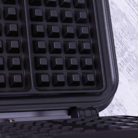 Imatge del producte de la gofrera de mida belga. Forma part de la col·lecció Black Rose. Característiques: • Potència: 1500 W • Voltatge: 220-240 V, 50/60 Hz • Mida de la placa: 26,2 * 21,6 cm • Recobriment ANTIADHERENT a la placa • Color: negre-or rosa. (Vista d'estudi). Producte oficial de Berlinger, impulsat per Promintra sl.