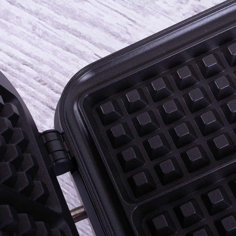 Imatge del producte de la gofrera de mida belga. Forma part de la col·lecció Black Rose. Característiques: • Potència: 1500 W • Voltatge: 220-240 V, 50/60 Hz • Mida de la placa: 26,2 * 21,6 cm • Recobriment ANTIADHERENT a la placa • Color: negre-or rosa. (Vista d'estudi). Producte oficial de Berlinger, impulsat per Promintra sl.