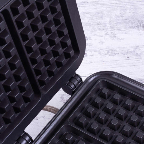 Imatge del producte de la gofrera de mida belga. Forma part de la col·lecció Black Rose. Característiques: • Potència: 1500 W • Voltatge: 220-240 V, 50/60 Hz • Mida de la placa: 26,2 * 21,6 cm • Recobriment ANTIADHERENT a la placa • Color: negre-or rosa. (Vista d'estudi). Producte oficial de Berlinger, impulsat per Promintra sl.