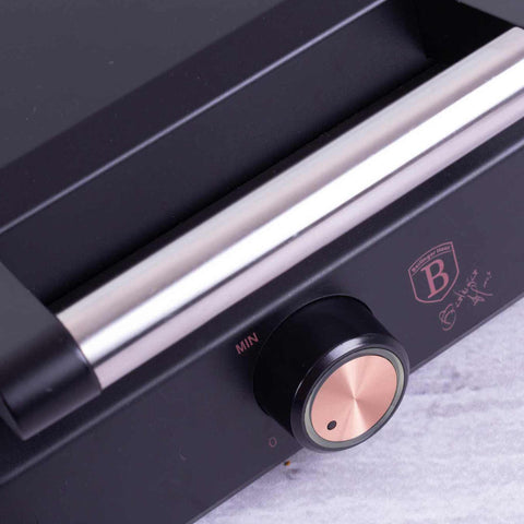 Imatge del producte de la gofrera de mida belga. Forma part de la col·lecció Black Rose. Característiques: • Potència: 1500 W • Voltatge: 220-240 V, 50/60 Hz • Mida de la placa: 26,2 * 21,6 cm • Recobriment ANTIADHERENT a la placa • Color: negre-or rosa. (Vista d'estudi). Producte oficial de Berlinger, impulsat per Promintra sl.