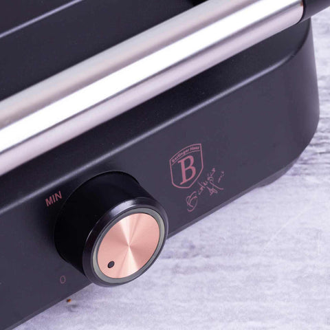 Imatge del producte de la gofrera de mida belga. Forma part de la col·lecció Black Rose. Característiques: • Potència: 1500 W • Voltatge: 220-240 V, 50/60 Hz • Mida de la placa: 26,2 * 21,6 cm • Recobriment ANTIADHERENT a la placa • Color: negre-or rosa. (Vista d'estudi). Producte oficial de Berlinger, impulsat per Promintra sl.