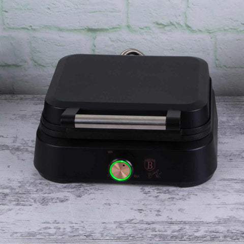 Imatge del producte de la gofrera de mida belga. Forma part de la col·lecció Black Rose. Característiques: • Potència: 1500 W • Voltatge: 220-240 V, 50/60 Hz • Mida de la placa: 26,2 * 21,6 cm • Recobriment ANTIADHERENT a la placa • Color: negre-or rosa. (Vista d'estudi). Producte oficial de Berlinger, impulsat per Promintra sl.